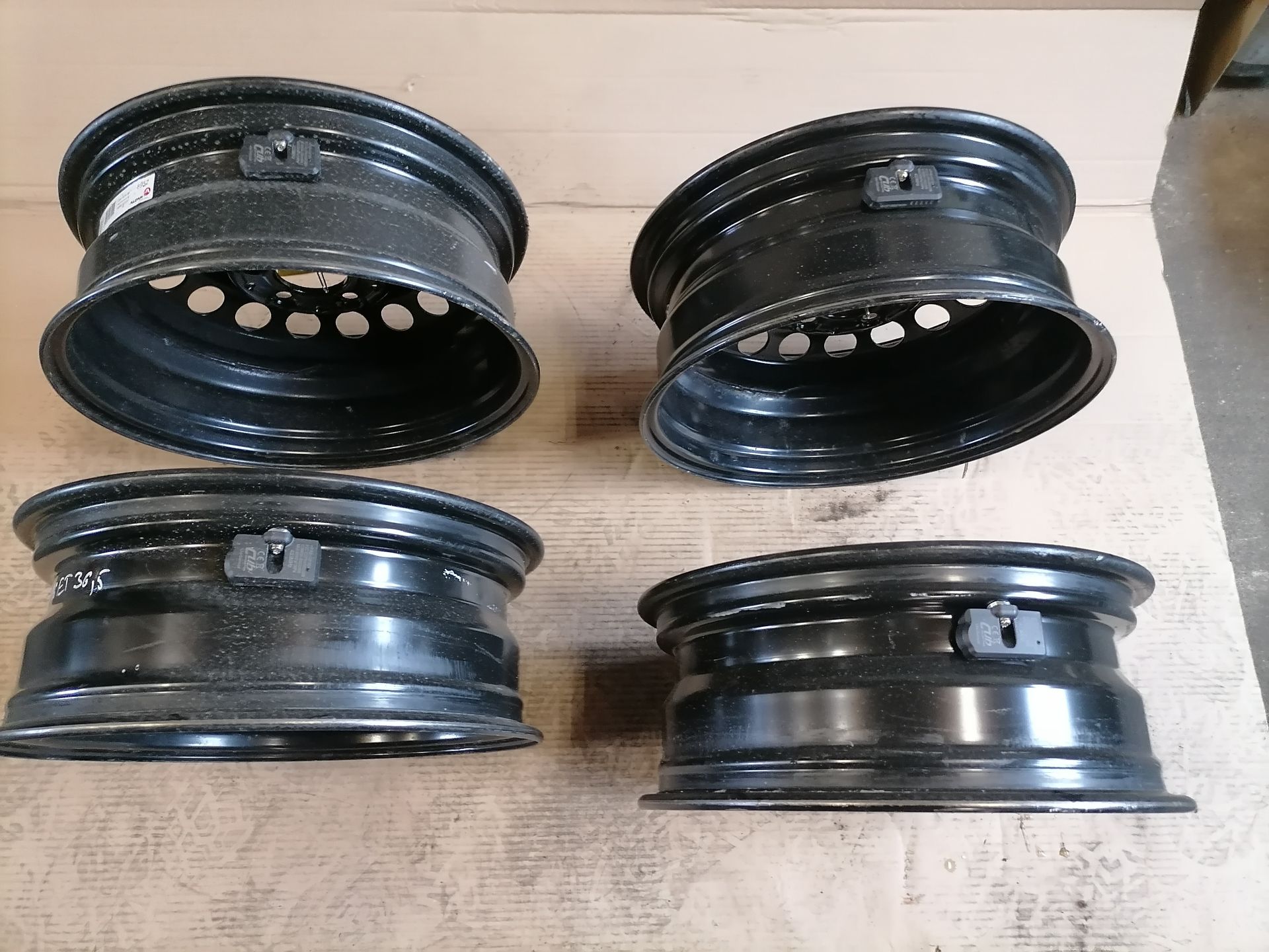 Mercedes W205 Satz Stahlfelgen 6x16 ET36.5 schwarz lackiert Bj.2015 Mercedes W205 Satz Stahlfelgen 6x16 ET36.5 schwarz lackiert Bj.2015